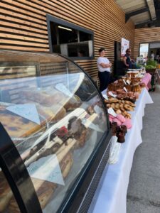 Exposant au marché local, fête de l'Asperge de Menneville