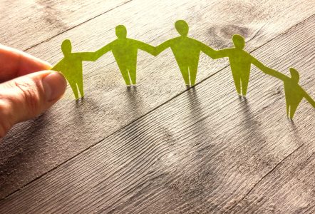 Menschenkette zeigt Solidarität – Konzept Menschenkette zeigt Solidarität - Konzept