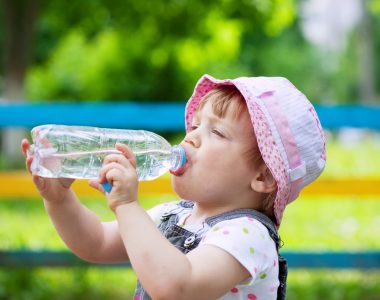 boissons-pour-enfants-de-deux-ans-a-partir-d-une-bouteille-min