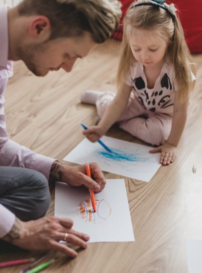 concentrated-father-daughter-drawing-min concentrated-father-daughter-drawing-min