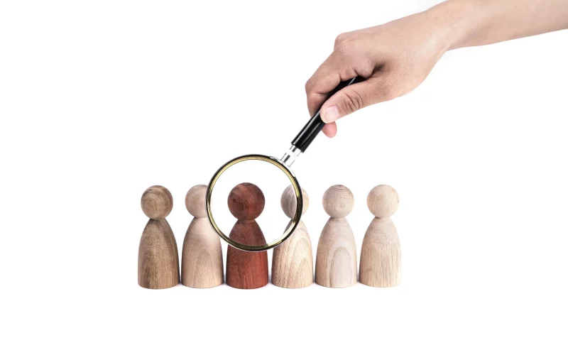 hand-holding-magnifying-glass-red-figurine-row-min_2_11zon hand-holding-magnifying-glass-red-figurine-row-min_2_11zon