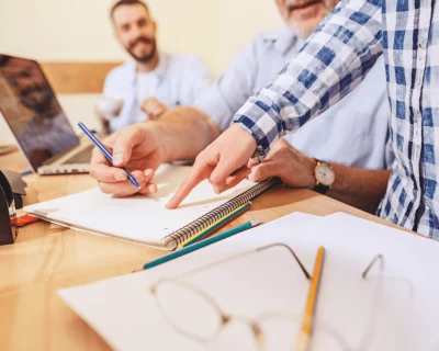 team-job-photo-young-businessmans-working-with-new-project-office-min team-job-photo-young-businessmans-working-with-new-project-office-min