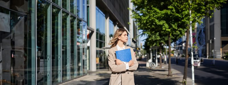 travailleurs-gens-affaires-femme-affaires-confiante-tenant-dossier-bleu-documents-commerciaux-min