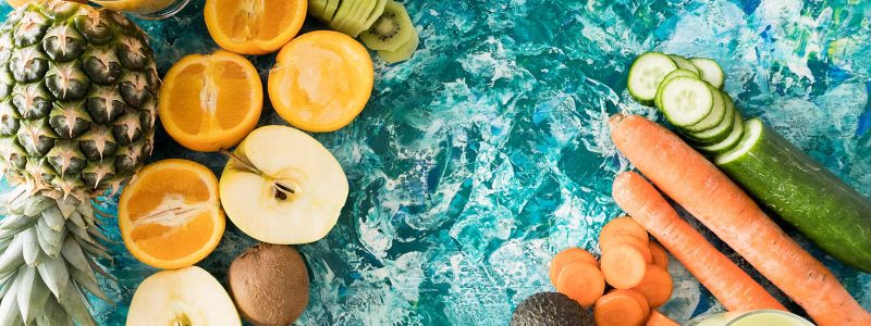 verres-avec-jus-de-desintoxication-a-cote-de-fruits-et-legumes-sur-fond-de-bois-min
